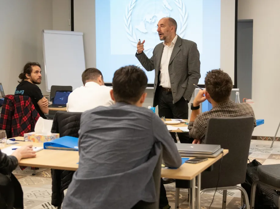 Sorin Matei facilitând în sală, printre participanți